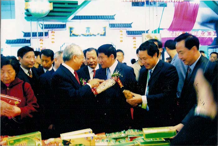 2006年第三届农博会期间本公司产品受到全国政协副主席张思卿和湖北省常务副省长李宪生等领导的高度评价