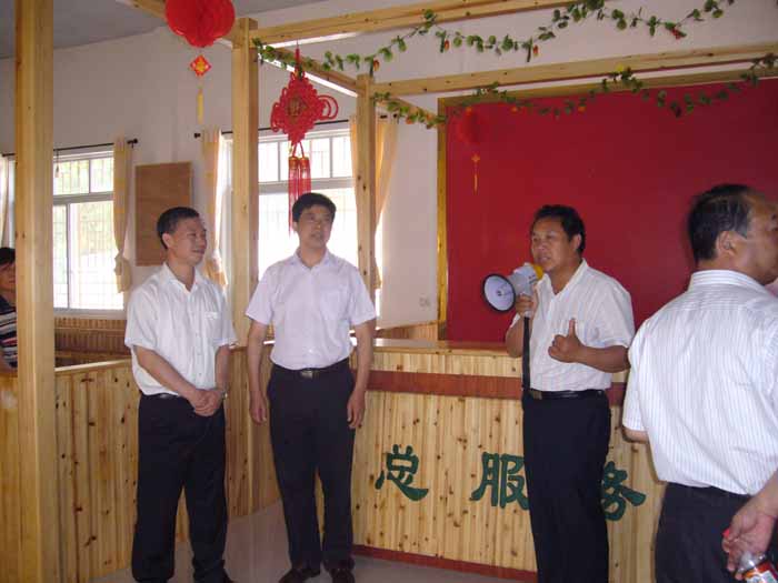 2009年5月20日红安县党政代表团在市委副书记陈秀生陪同下视察本公司