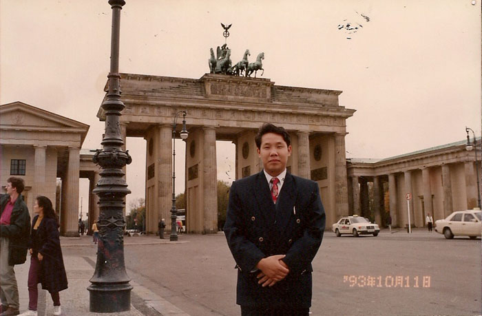 1993年钟祥县葛粉厂厂长邵仙墙被团中央选派参加中欧青年九游会可靠代表团在法国访问