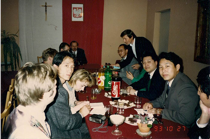 1993年钟祥县葛粉厂厂长邵仙墙被共青团中央选派参加中欧青年友好代表团在波兰农民党青年总部访问