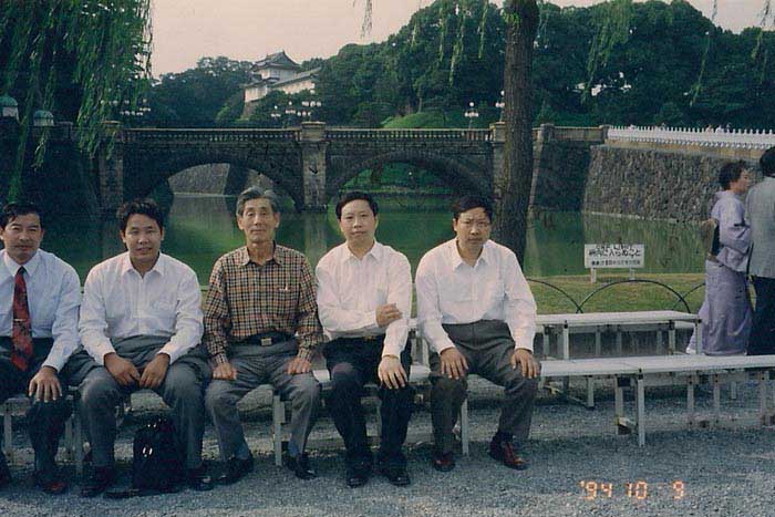 1994年钟祥县葛粉贸易考察团赴日本考察葛粉生产并参观日本皇宫