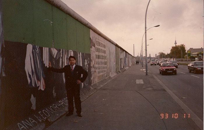 1993年钟祥县葛粉厂厂长邵仙墙被共青团中央选派参加中欧青年九游会可靠代表团赴德国访问参观柏林墙