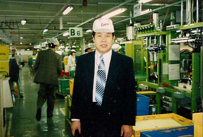 1998年公司总经理邵仙墙被共青团中央选派赴日本学习期间参观日立公司
