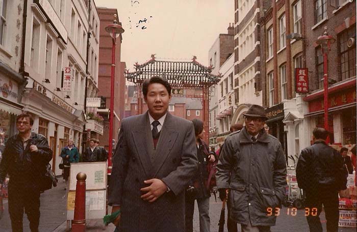 1993年钟祥县葛粉厂厂长邵仙墙被共青团中央选派参加中欧青年友好代表团参观英国伦敦唐人街