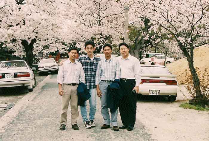 1998年公司总经理邵仙墙在日本学习期间与菲律宾朋友赏樱花