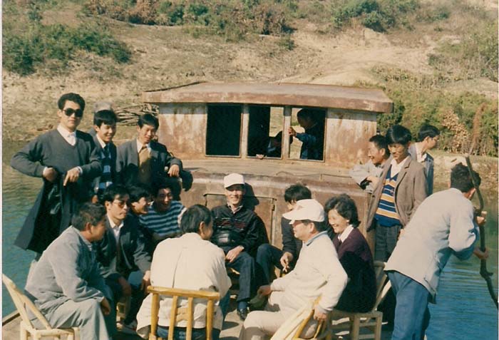 1989年10月日本客商前中先生一行在湖北省，钟祥县各级领导的陪同下乘船到温峡水库考察野葛资源